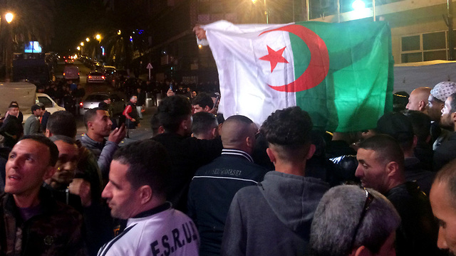 אלג'יריה חגיגות אחרי התפטרות הנשיא עבד אל עזיז בוטפליקה (צילום: רויטרס)