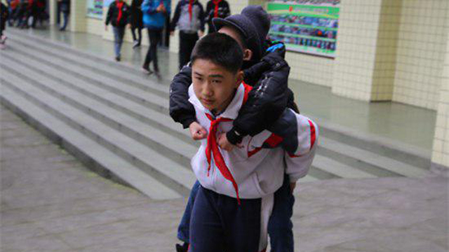 ילד סוחב את חברו ה נכה לבית הספר  בית ספר  סין ()