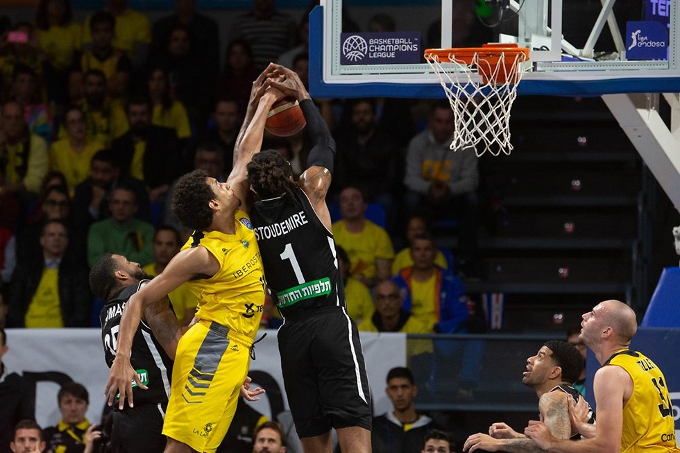 סבאס מול סטודמאייר (צילום: FIBA.com)