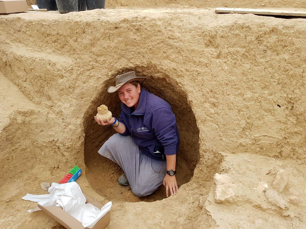 הארכיאולוגית שירה בלוך מחזיקה פך בן 2000 שנמצא בחפירה (צילום: רשות העתיקות )