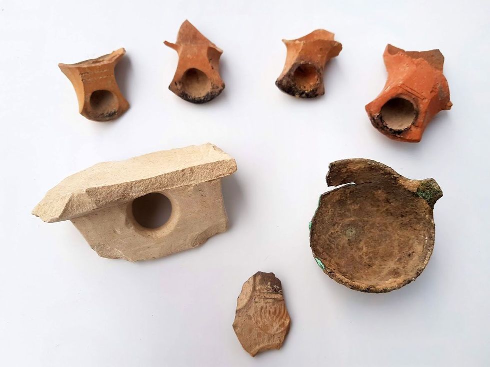 כלים בעלי מאפיינים יהודיים שנחשפו בחפירה (צילום: ענת רסיוק, רשות העתיקות )