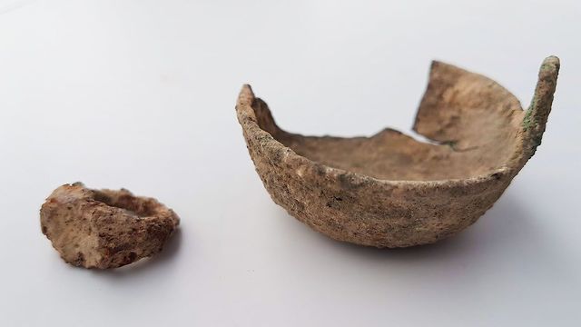 כלים בעלי מאפיינים יהודיים שנחשפו בחפירה (צילום: ענת רסיוק, רשות העתיקות )