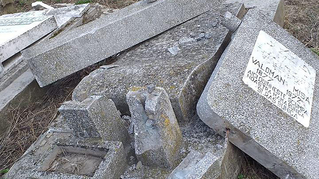 Оскверненное вандалами кладбище в Румынии. Фото: еврейская община Румынии