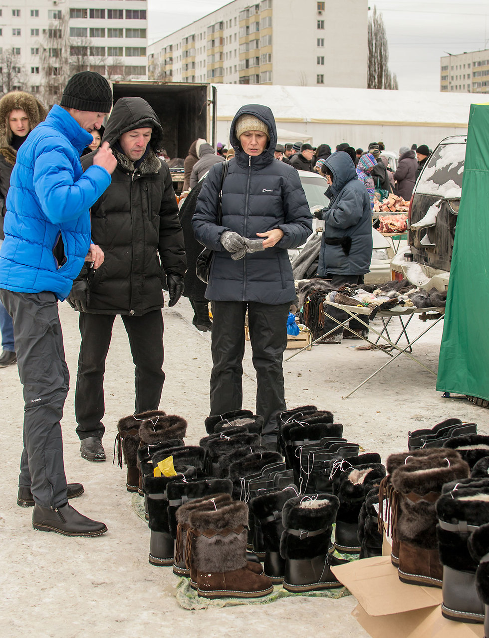 מוכרים נעליים מגפיים שוק רוסיה (צילום: shutterstock)