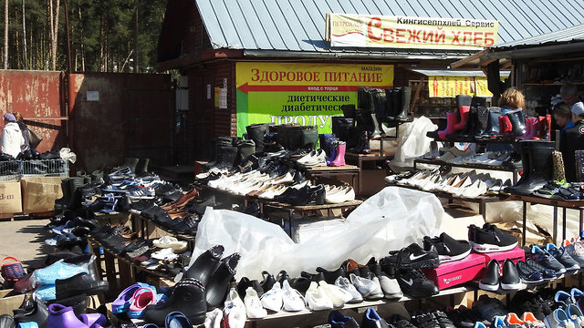 מוכרים נעליים מגפיים שוק רוסיה (צילום: shutterstock)