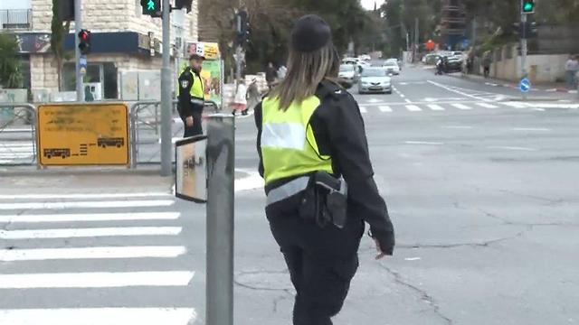 מבצע משטרתי לאכיפת משמעת נהגים והולכי רגל במעברי חצייה בירושלים  (צילום:  אלכס גמבורג)