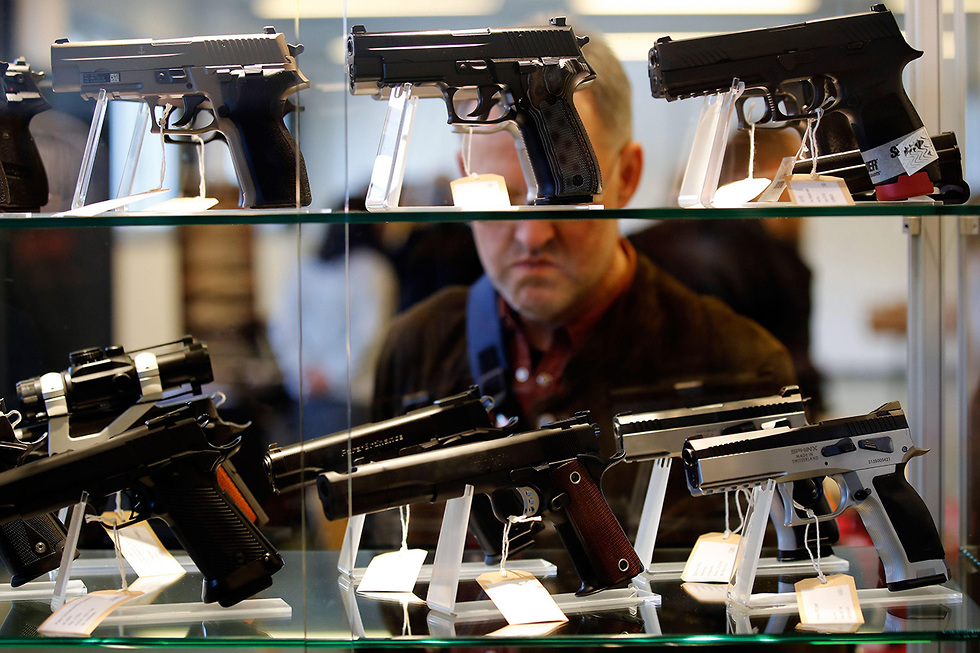 תערוכת נשק ב לוצרן שווייץ  (צילום: AFP)