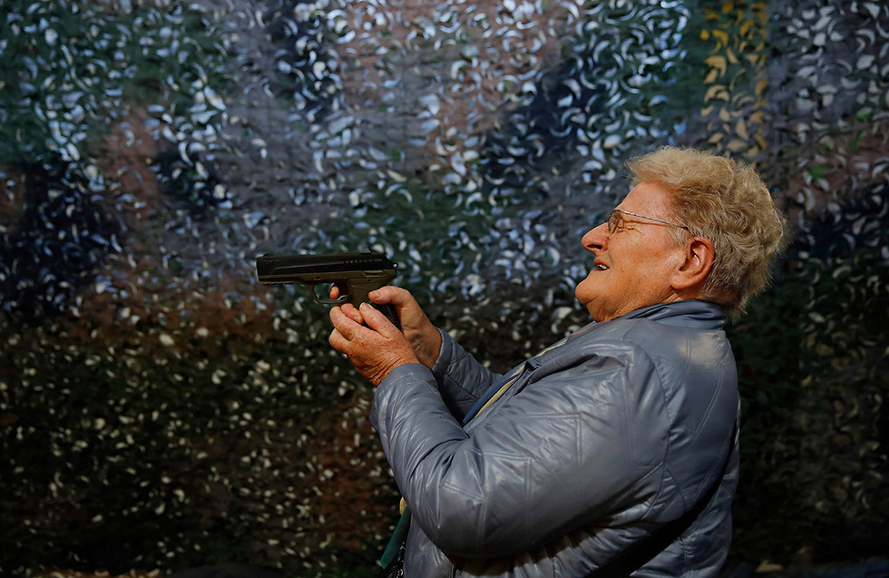 תערוכת נשק ב לוצרן שווייץ  (צילום: AFP)