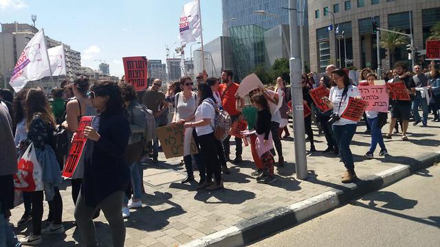  מפגינים בצומת עזריאלי בתל אביב נגד כוונת משרד הרווחה לסגור חמש מסגרות לנערות במצבי סיכון בירושלים ובצפון (צילום: ניצן נהון)