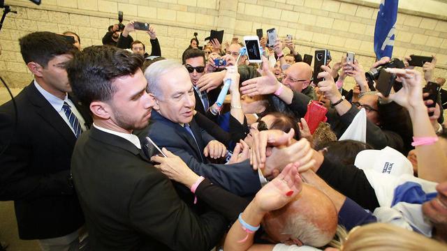 ראש הממשלה בנימין נתניהו יצא אל תומכי הליכוד שהגיעו לתמוך בו מחוץ למעון ראש הממשלה בירושלים ()