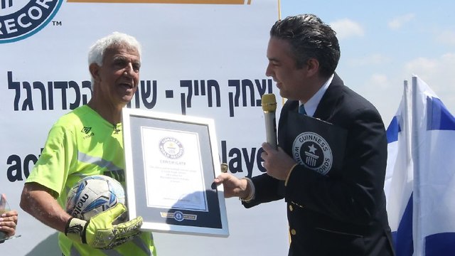 Ицхак Хаек получилает сертификат Книги рекордов Гиннесса. Фото: Орен Ахарони
