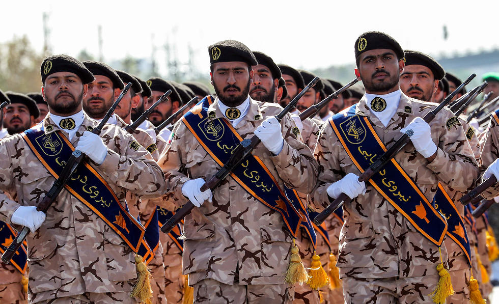 Iran's Revolutionary Guard soldiers (צילום: AFP)