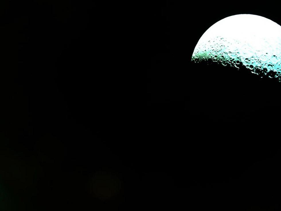 הירח כפי שצילמה החללית בראשית (צילום: באדיבות SpaceIL והתעשייה האווירית)
