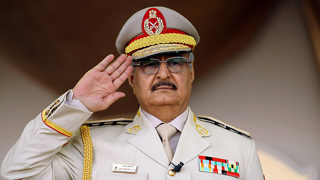גנרל חליפה חפתר מנהיג ה מורדים נגד ממשלת לוב (צילום: AFP)