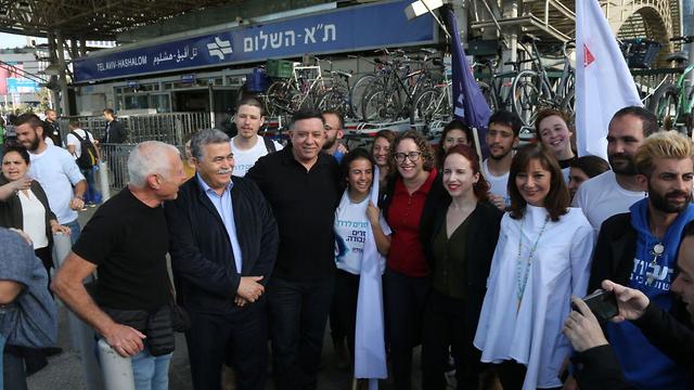 חברי מפלגת העבודה בתחנת רכבת השלום תל אביב  (צילום: מוטי קמחי)