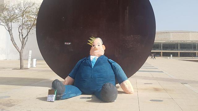 בובה של בנימין נתניהו בכיכר הבימה (צילום: איתי בלומנטל)