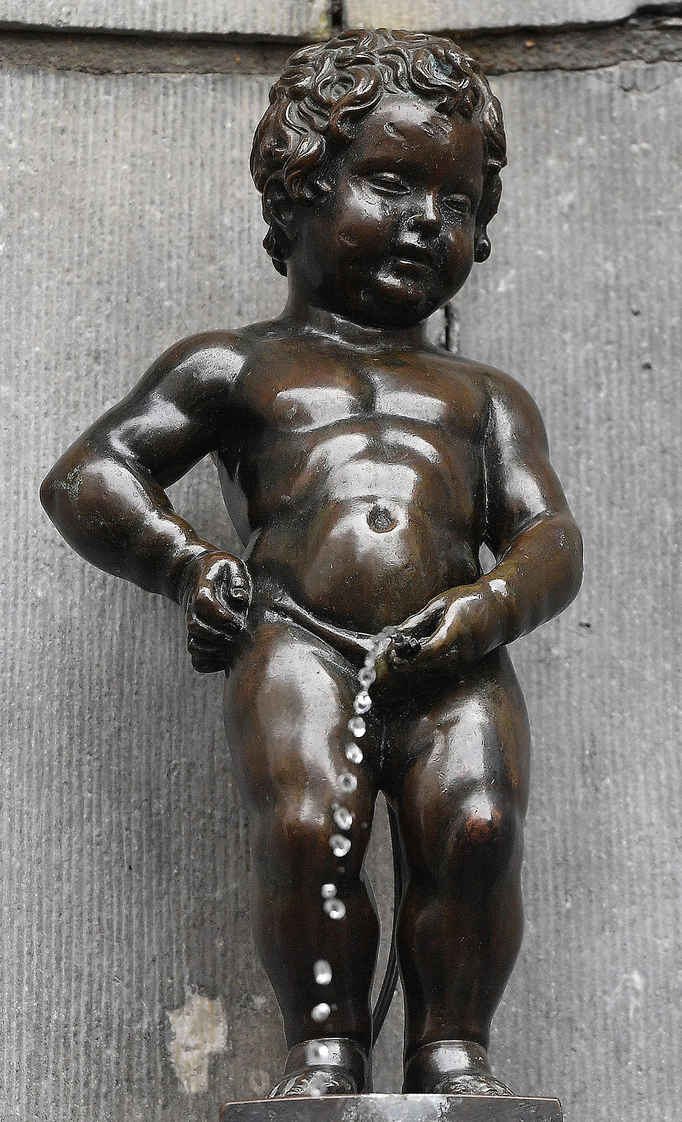 פסל הילד המשתין בריסל בלגיה (צילום: AFP)