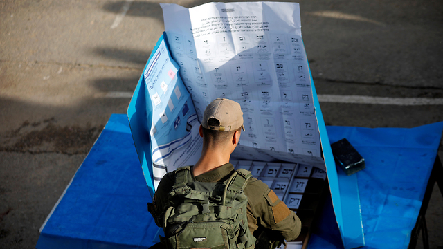 חיילים מתחילים להצביע לבחירות סמוך לרצועת עזה (צילום: רויטרס)