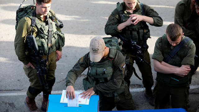 חיילים מתחילים להצביע לבחירות סמוך לרצועת עזה (צילום: רויטרס)