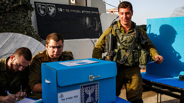 חיילים מתחילים להצביע לבחירות סמוך לרצועת עזה (צילום: AFP)