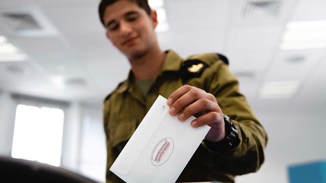 Soldier votes at IDF base (Photo: IDF Spokesperson's Unit)