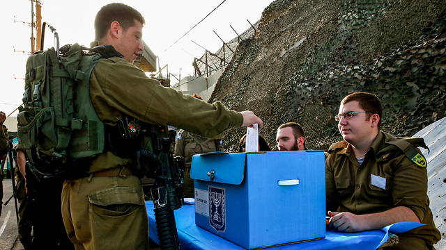 Голосование на военной базе. Фото: AFP