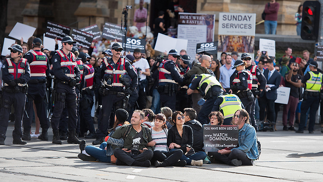 מחאה למען זכויות בעלי חיים  באוסטרליה (צילום: EPA)