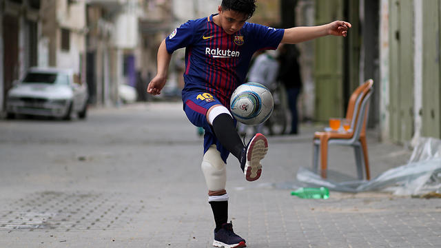 Abdel-Rahman Nofal, 12, who lost his left leg after he was shot during a protest at the Israel-Gaza border (Photo: Reuters)