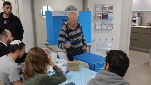 מתחילים להצביע בתל אביב (צילום: מוטי קמחי)