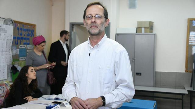 Moshe Feiglin votes on the Tuesday elections  (Photo: Yair Sagi)