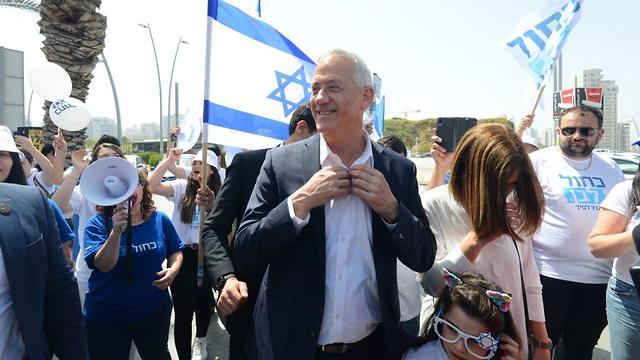 Gantz meets with supporters in Ashdod after casting his vote (Photo: Avi Roccah)