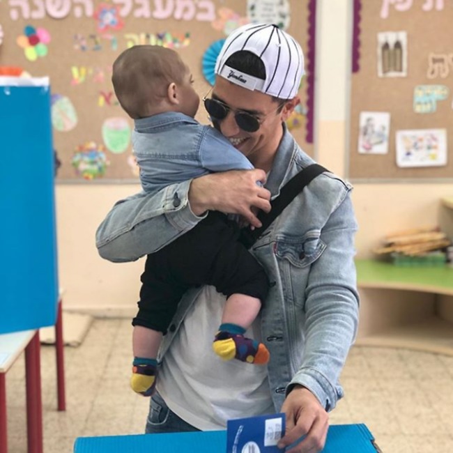 התאימו ג'קטים. הראל סקעת ובייבי ארי התאימו ג'קטים. הראל סקעת ובייבי ארי