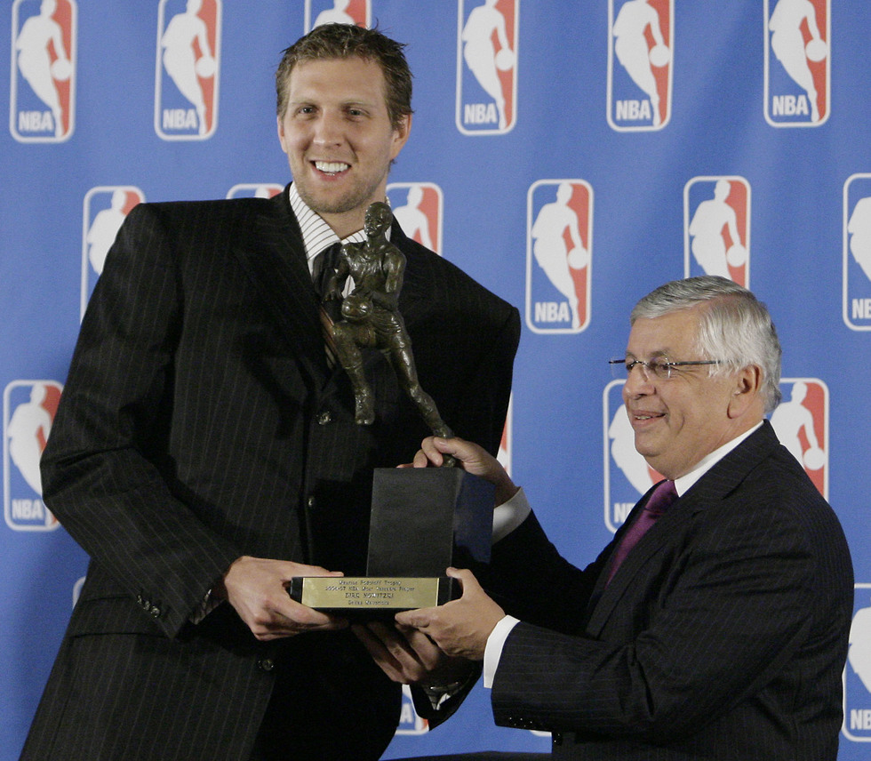 דירק נוביצקי וגביע ה-MVP (צילום: AP)