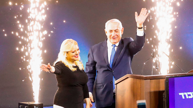 Биньямин и Сара Нетаниягу на собрании активистов Ликуда в Тель-Авиве. Фото: AFP