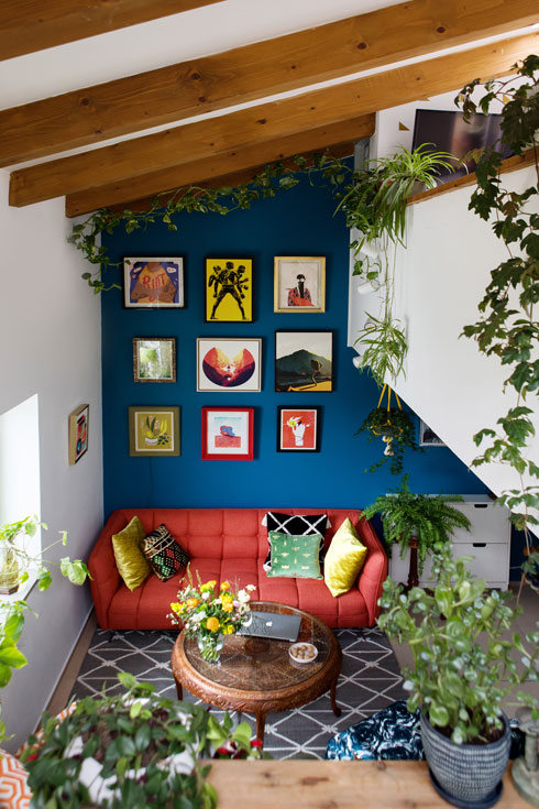 צבעוניות משמחת בדירת גג קטנה בפלורנטין. עיצוב: שי אליעזר צבי (צילום: שירן כרמל)