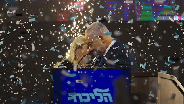 בני הזוג נתניהו בחגיגות ניצחון במטה הליכוד לאחר תוצאות הבחירות (צילום: AFP)