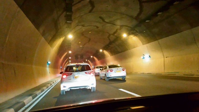 סדקים במנהרה ליד מודיעין (צילום: עידן נחום)