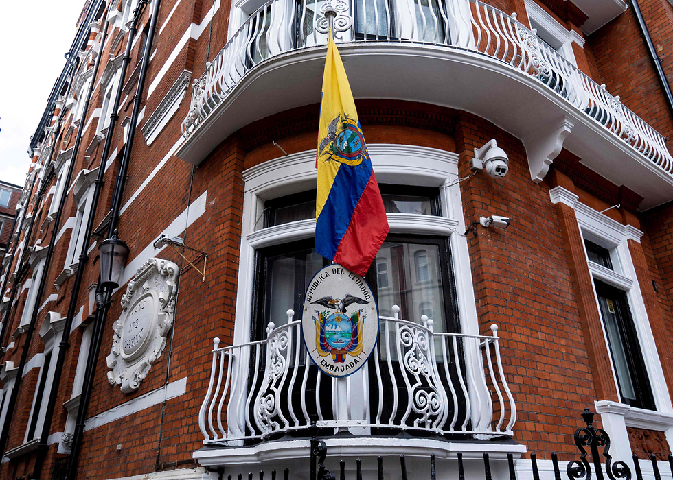 משטרת בריטניה בשגרירות אקוודור בלונדון (צילום: AFP)