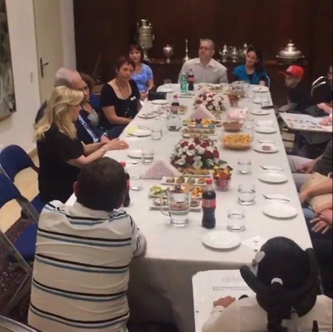 נשארו עם הילדים המאוכזבים. הזוג נתניהו (ז'אן כהן) נשארו עם הילדים המאוכזבים. הזוג נתניהו (ז'אן כהן)