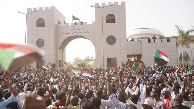 הפיכה צבאית סודן דיווחים על סילוק הרודן עומאר אל באשיר (צילום: EPA)