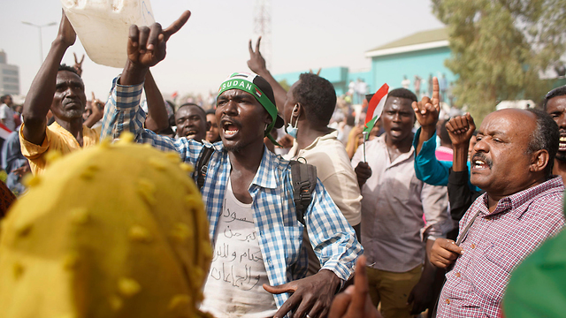 הפיכה צבאית סודן דיווחים על סילוק הרודן עומאר אל באשיר (צילום: EPA)