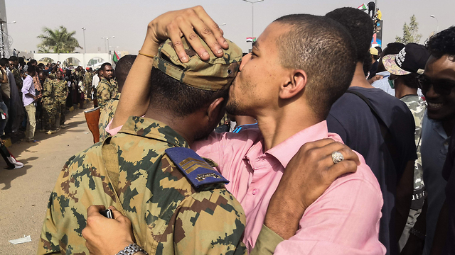 הפיכה צבאית סודן דיווחים על סילוק הרודן עומאר אל באשיר (צילום: AFP)