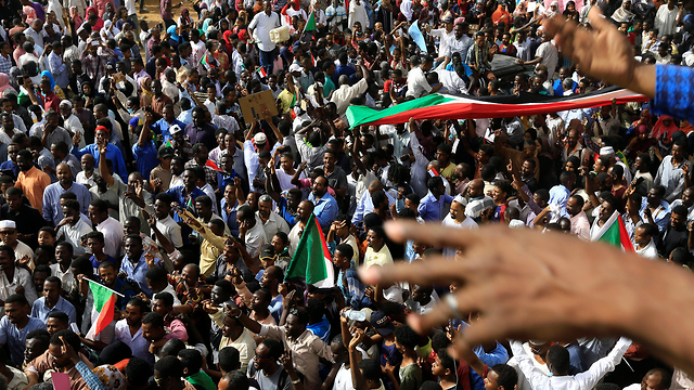 הפיכה צבאית סודן דיווחים על סילוק הרודן עומאר אל באשיר (צילום: רויטרס)