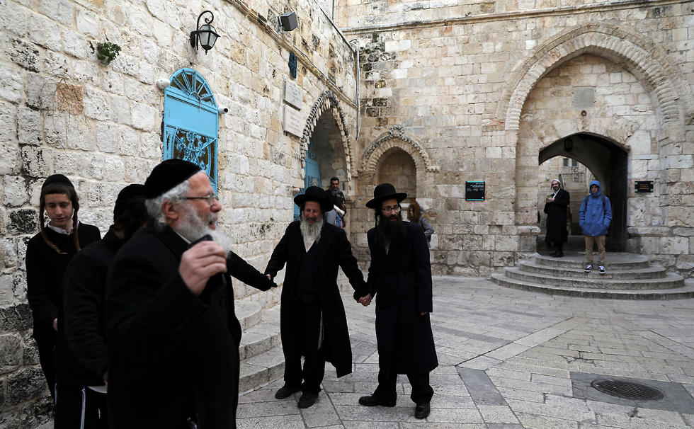 Jewish worshippers visit King David's tomb