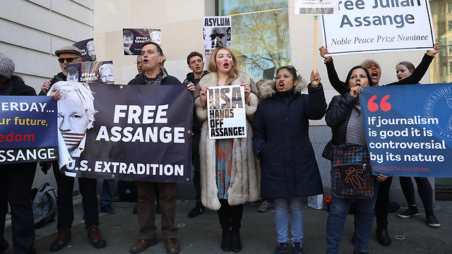 הפגנת תומכי ג'וליאן אסאנג' מייסד ויקיליקס מול בית משפט ב לונדון אחרי מעצרו ב שגרירות אקוודור (צילום: gettyimages)