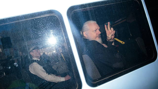 משטרת בריטניה עצרה את ג'וליאן אסאנג' מייסד ויקיליקס ב שגרירות אקוודור ב לונדון (צילום: MCT)
