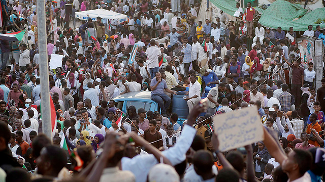מפגינים נגד משטר צבאי הפיכה צבאית הדחת עומאר אל-באשיר סודן (צילום: EPA)