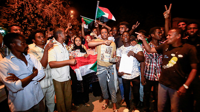 מפגינים נגד משטר צבאי הפיכה צבאית הדחת עומאר אל-באשיר סודן (צילום: AFP)
