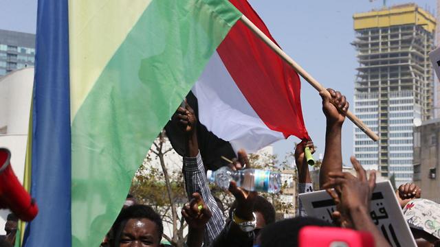 סודאנים מפגינים בדרום תל אביב (צילום: מוטי קמחי )