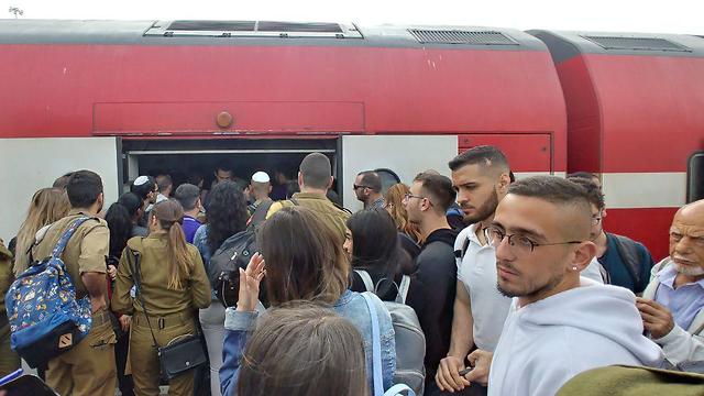 עומסים בתחנת רכבת באשדוד בעקבות עיכוב בקו אשקלון-ת